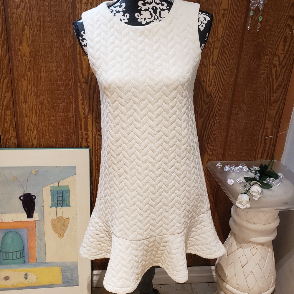 💝 2/29  Sleeveless  quilted dress/ off white